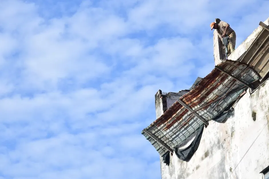 Experienced Roofing contractor professionals at work